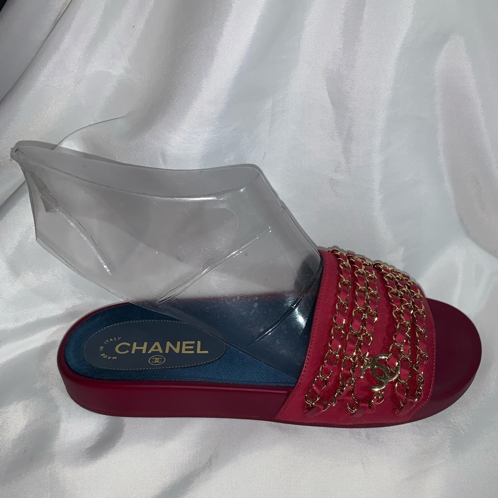 CHANEL size 39 red silk CC CHAINLINK slides